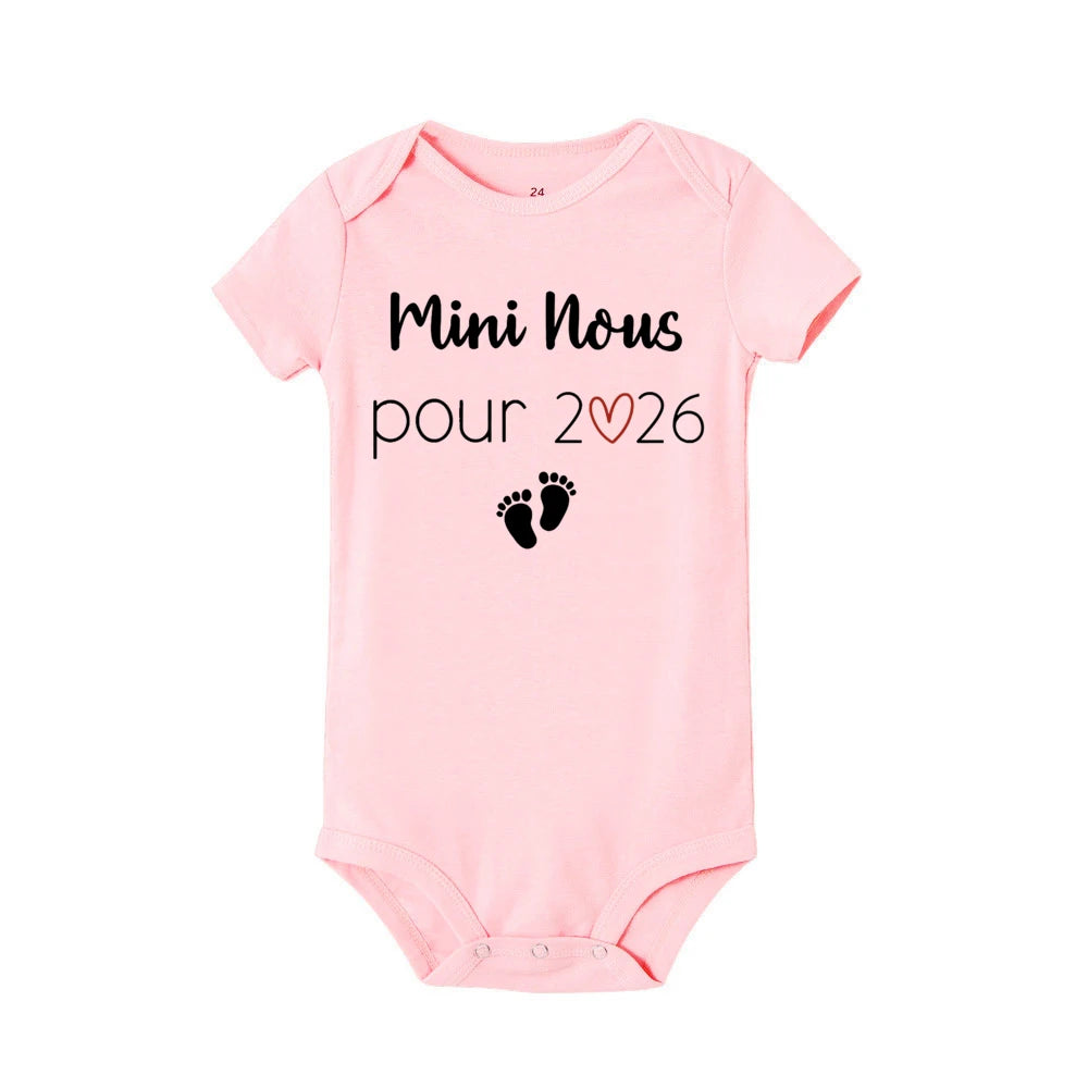 Mini Nous Pour 2026 Baby Announcement Clothes Newborn Baby Bodysuits Summer Boys Girls Romper Body Pregnancy Reveal Clothes
