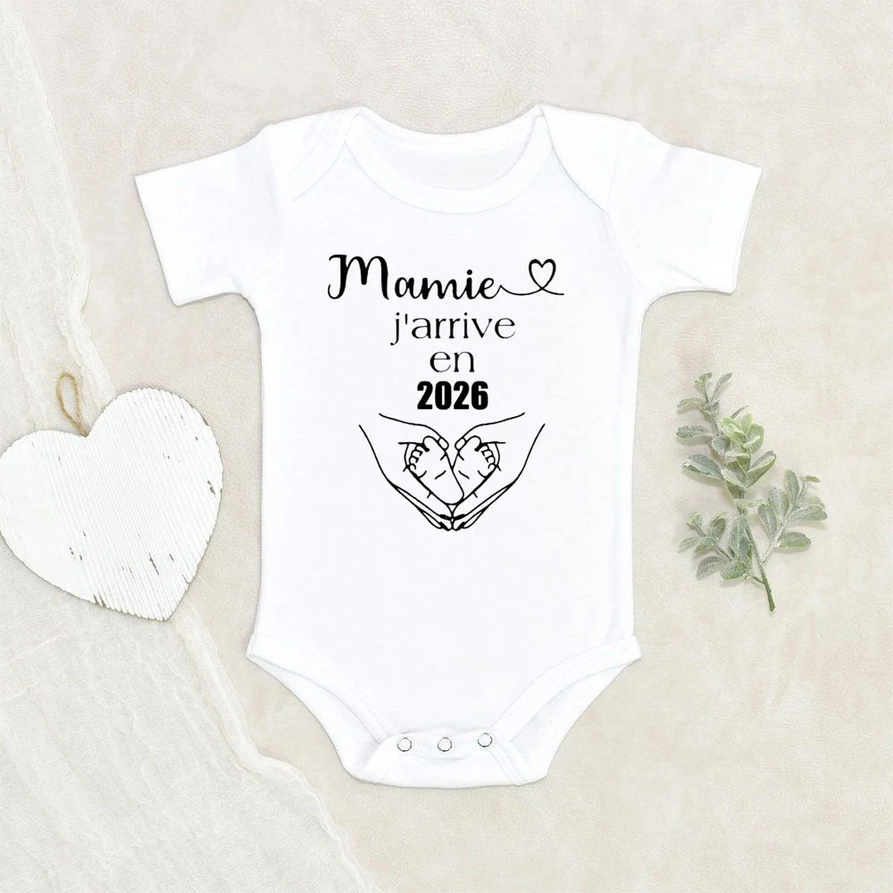 MAMIE J'ARRIVE EN 2026 Baby Announcement Clothes Newborn Baby Bodysuits Summer Boys Girls Romper Body Pregnancy Reveal Clothes