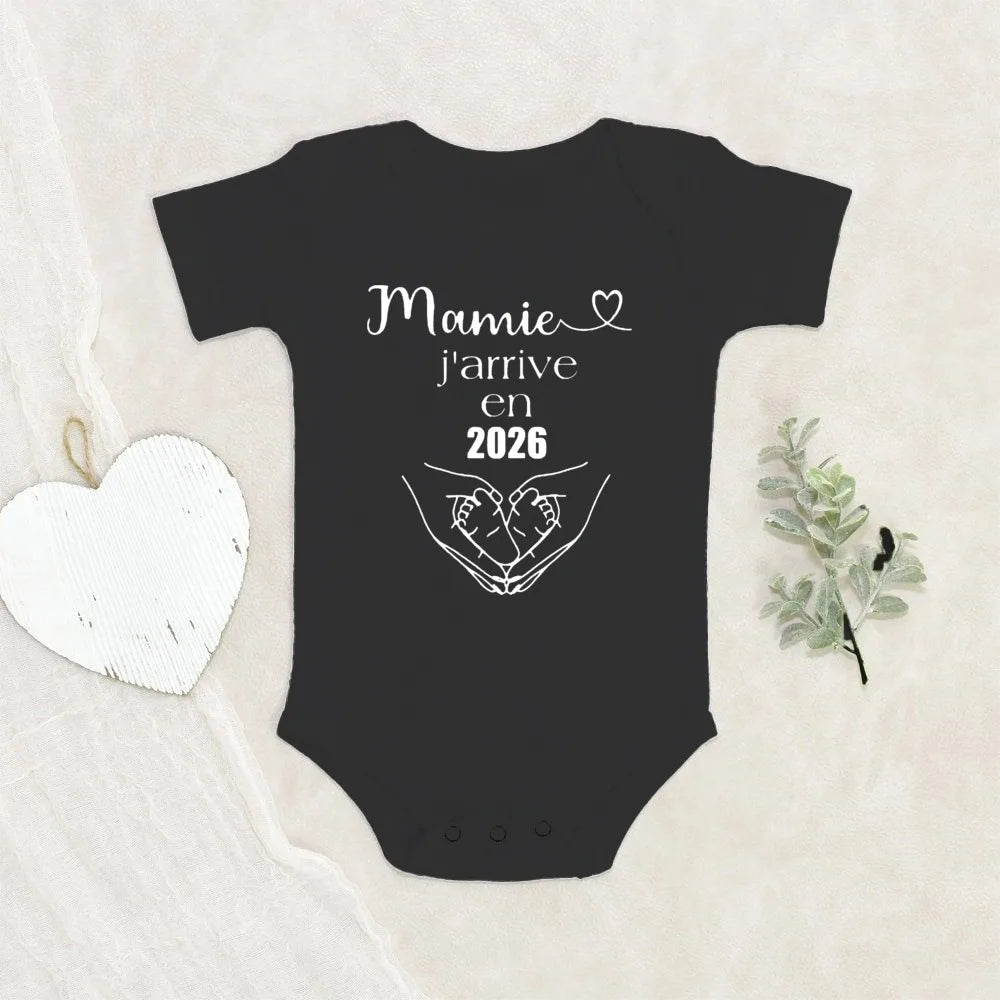 MAMIE J'ARRIVE EN 2026 Baby Announcement Clothes Newborn Baby Bodysuits Summer Boys Girls Romper Body Pregnancy Reveal Clothes