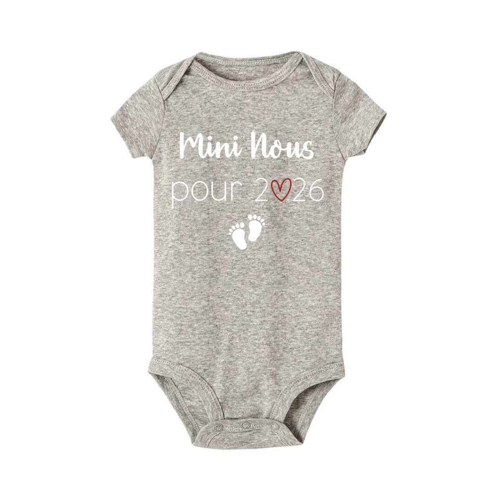 Mini Nous Pour 2026 Baby Announcement Clothes Newborn Baby Bodysuits Summer Boys Girls Romper Body Pregnancy Reveal Clothes