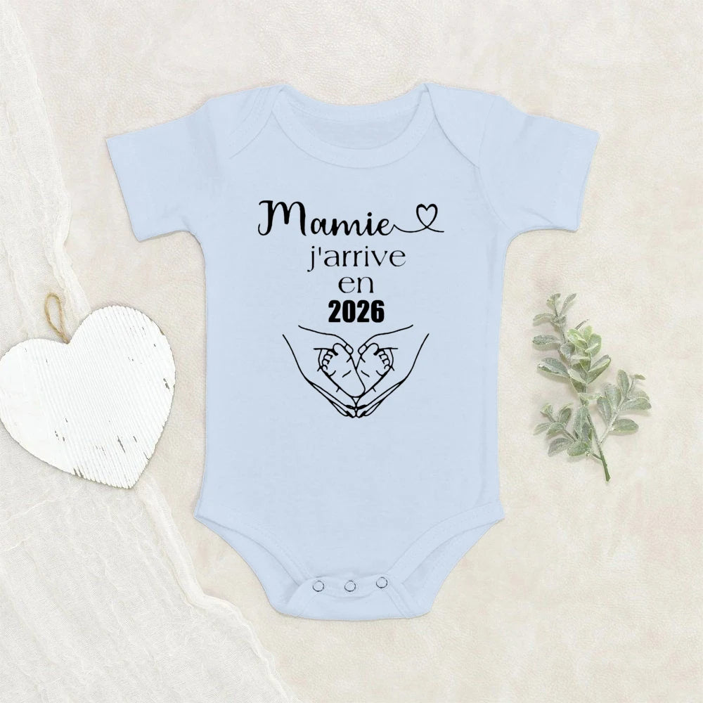 MAMIE J'ARRIVE EN 2026 Baby Announcement Clothes Newborn Baby Bodysuits Summer Boys Girls Romper Body Pregnancy Reveal Clothes