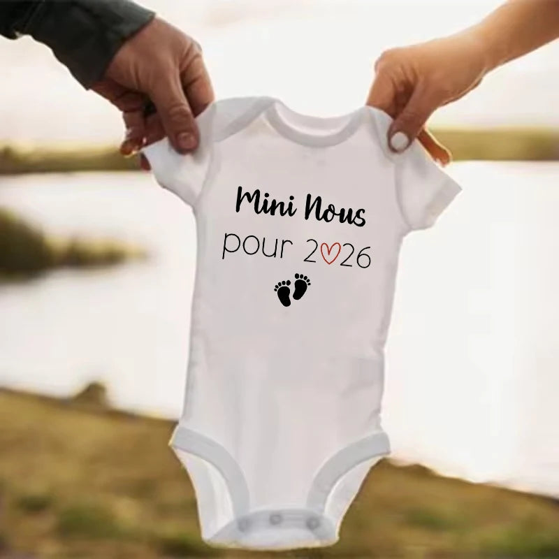 Mini Nous Pour 2026 Baby Announcement Clothes Newborn Baby Bodysuits Summer Boys Girls Romper Body Pregnancy Reveal Clothes