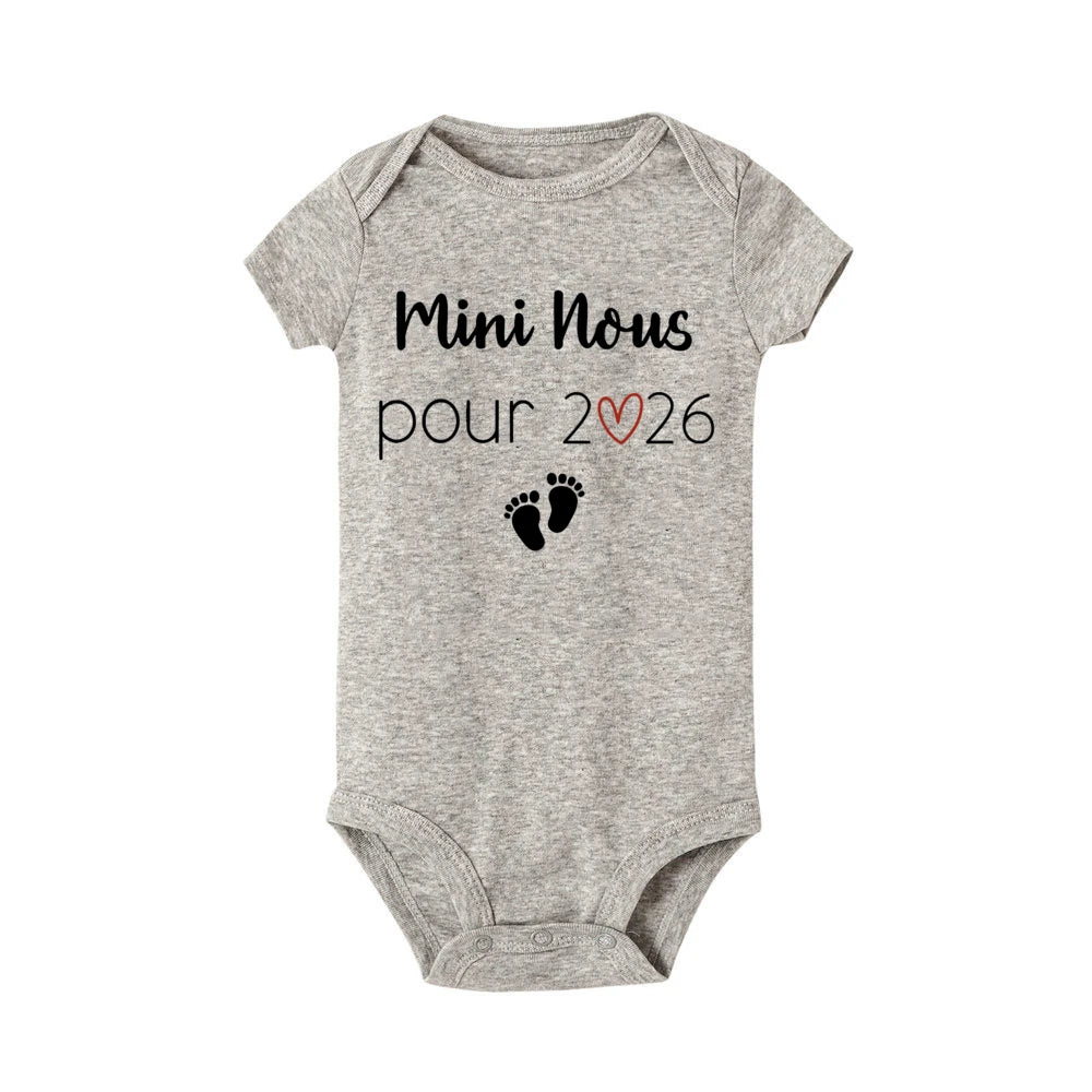Mini Nous Pour 2026 Baby Announcement Clothes Newborn Baby Bodysuits Summer Boys Girls Romper Body Pregnancy Reveal Clothes
