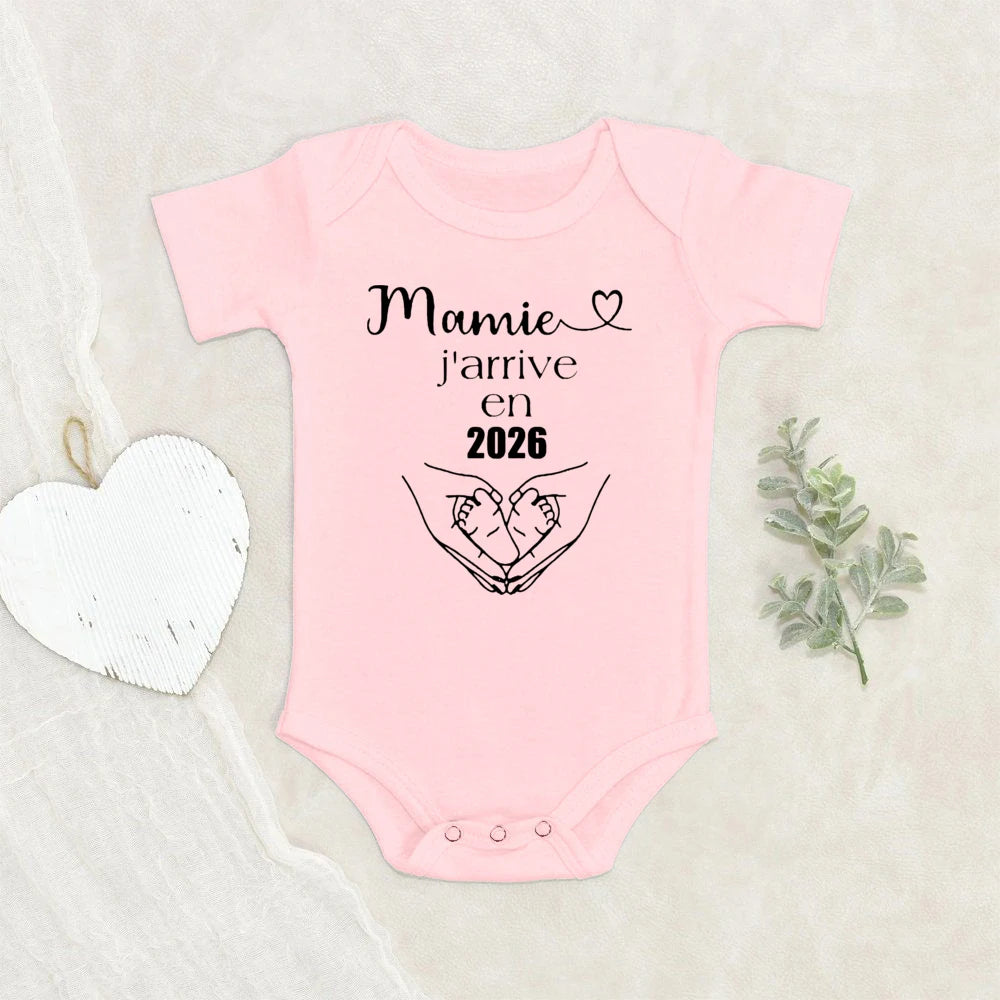 MAMIE J'ARRIVE EN 2026 Baby Announcement Clothes Newborn Baby Bodysuits Summer Boys Girls Romper Body Pregnancy Reveal Clothes