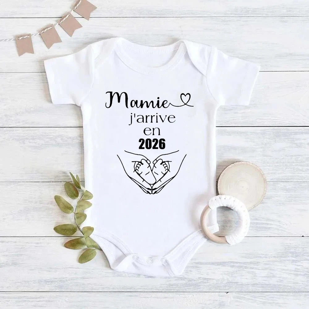 MAMIE J'ARRIVE EN 2026 Baby Announcement Clothes Newborn Baby Bodysuits Summer Boys Girls Romper Body Pregnancy Reveal Clothes