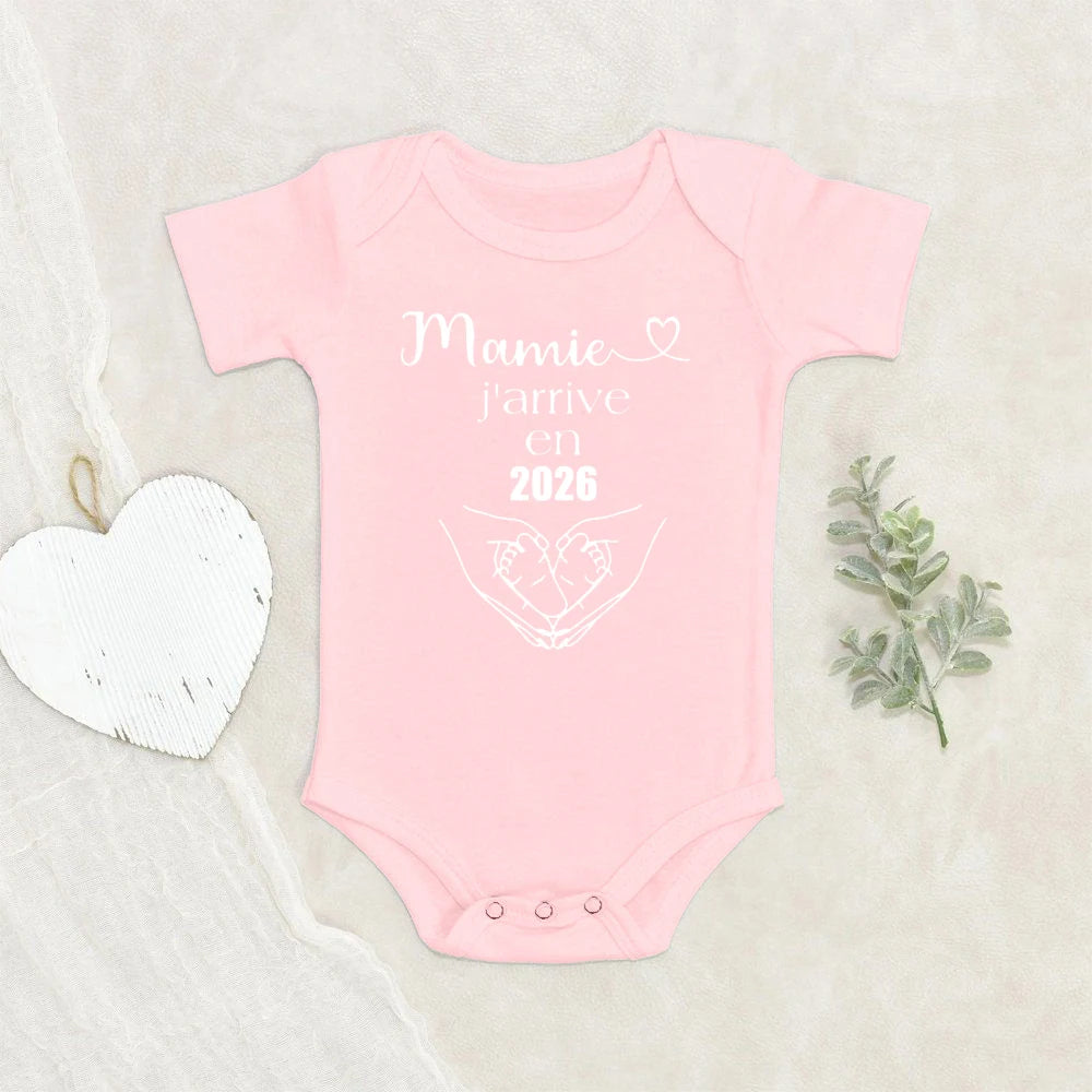 MAMIE J'ARRIVE EN 2026 Baby Announcement Clothes Newborn Baby Bodysuits Summer Boys Girls Romper Body Pregnancy Reveal Clothes